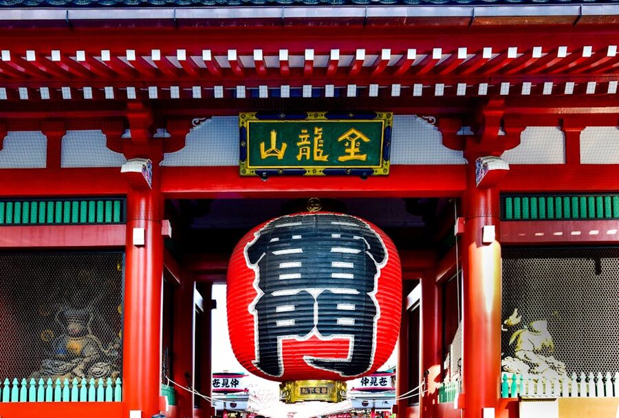 Kaminarimon red lantern detail up close in Asakusa