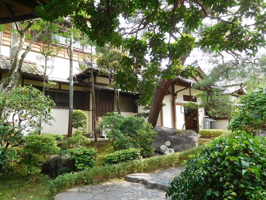 Entrance to Kiunkaku villa in Atami