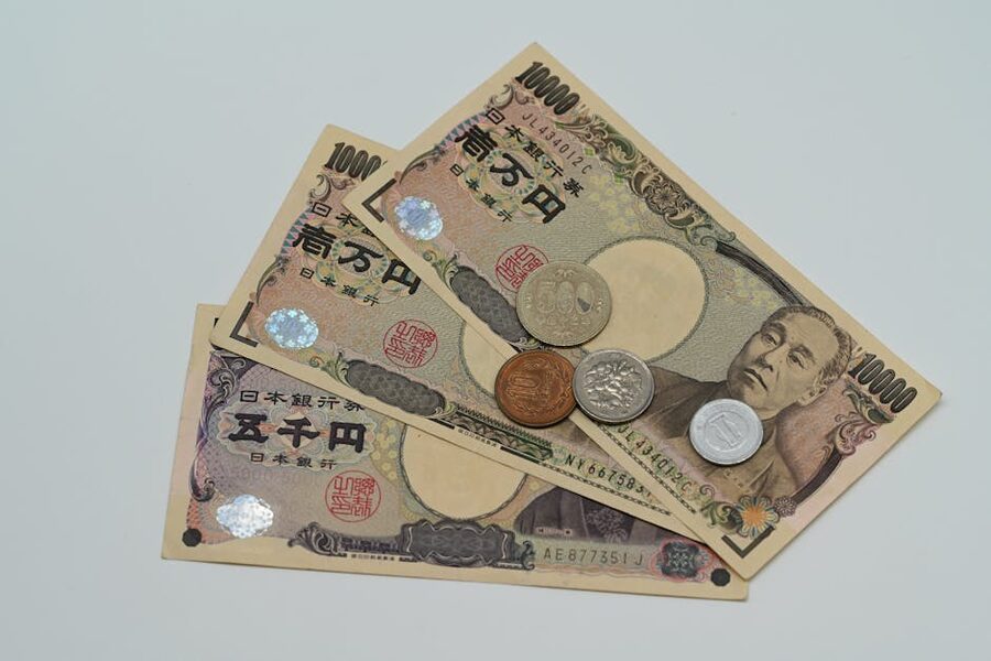 Japanese yen banknotes and coins