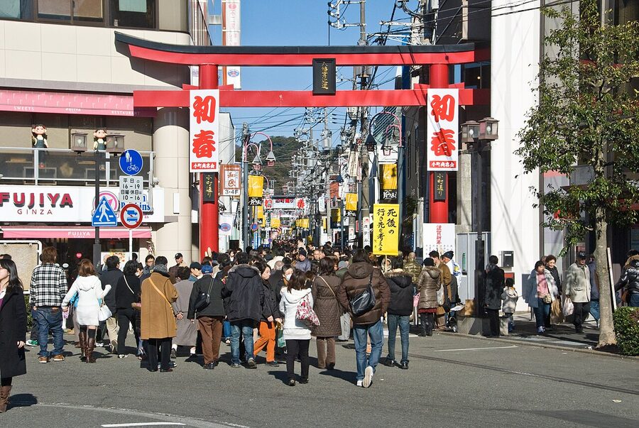 Komachi-dori shopping street leading from Kamakura Station