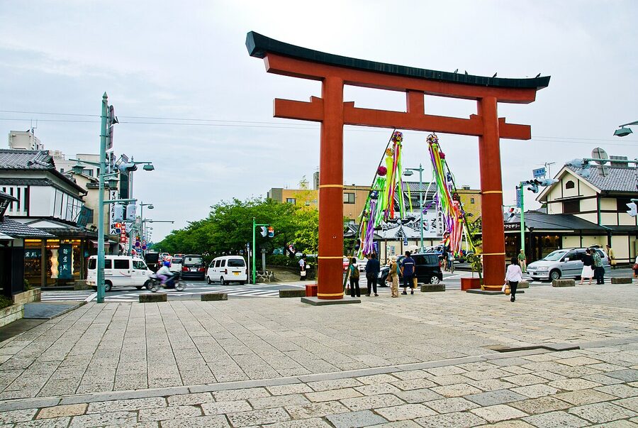 First torii gate on Wakamiya-oji approach to Tsurugaoka Hachimangu