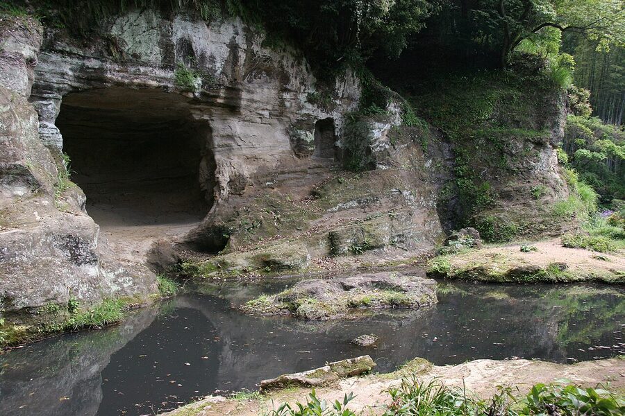 Rock and moss Zen garden at Zuisen-ji temple in Kamakura