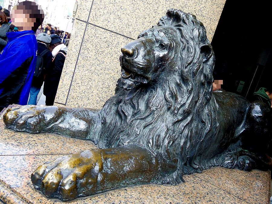 Mitsukoshi Ginza bronze lion statue