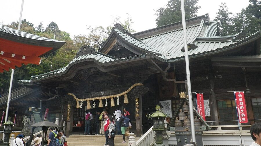 Yakuoin main hall hondo with traditional carved decoration