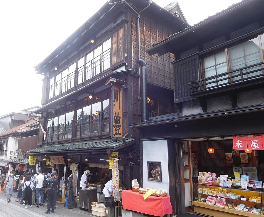 Kawatoyo Honten unagi restaurant on Narita Omotesando, with eel being filleted out front