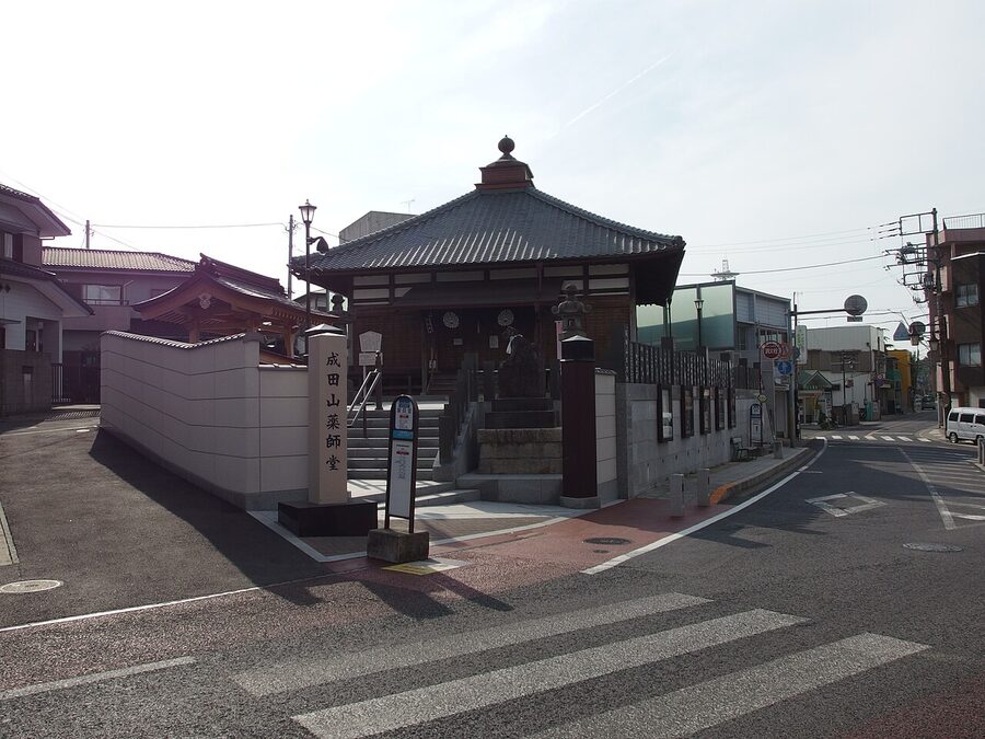 Naritasan Omotesando approach street with traditional shops