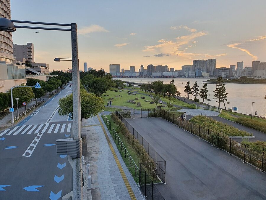 Odaiba town skyline and sea promenade walkway