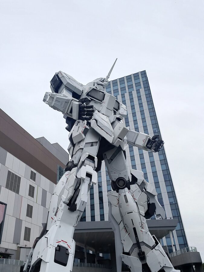 Life-sized Unicorn Gundam statue outside DiverCity Tokyo Plaza Odaiba