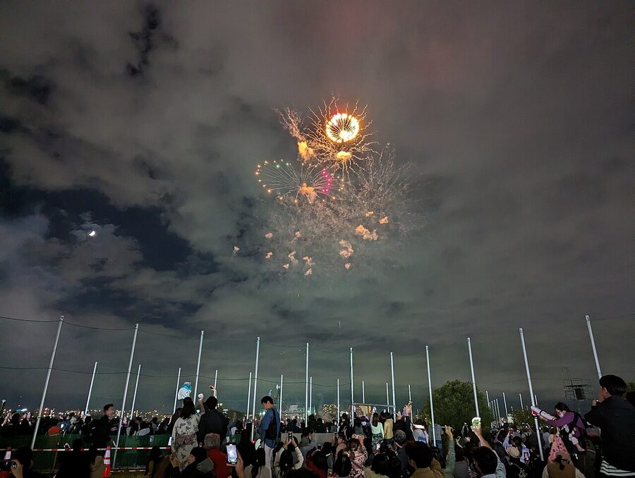 Wide panoramic view of Setagaya Tamagawa fireworks 2023 above the Tama River