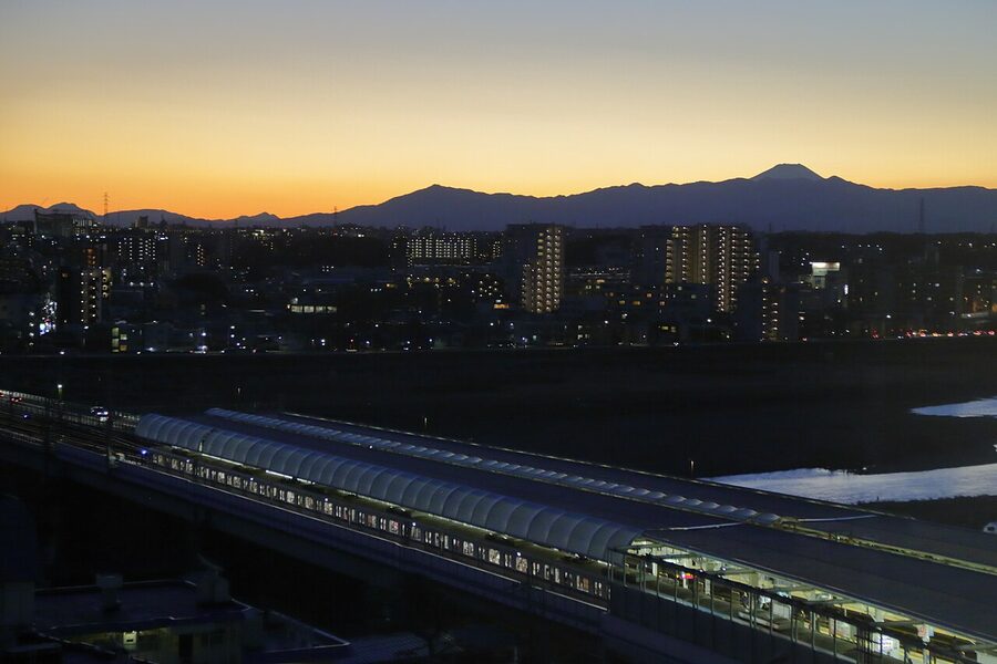 Futako-Tamagawa Station with Mount Fuji visible in the background on a clear day