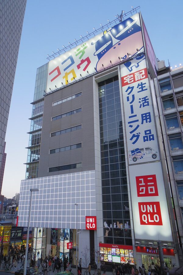Uniqlo Shinjuku west gate store exterior