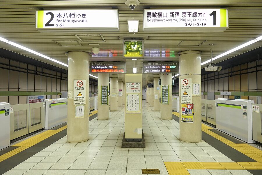 Shinozaki Station platform Toei Shinjuku Line