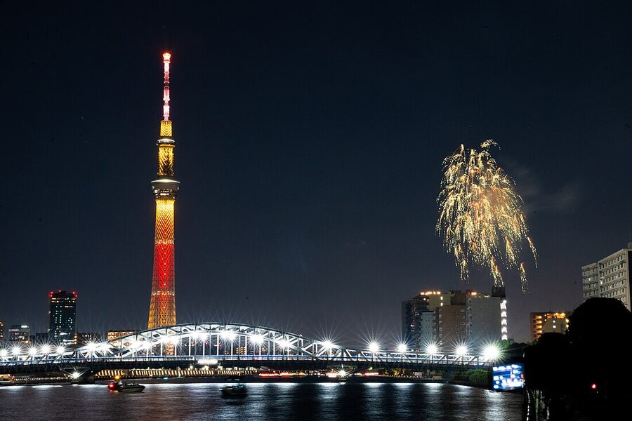 Large warimono shell bursting over the Sumida River during the 2023 festival