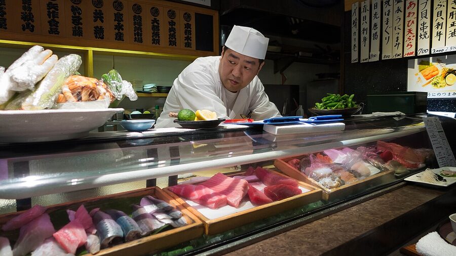 Sushi Dai chef preparing nigiri at Tsukiji