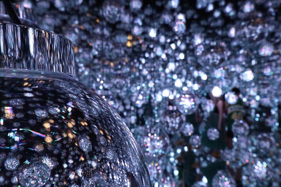 Light-reflective balls in teamLab Planets Tokyo room