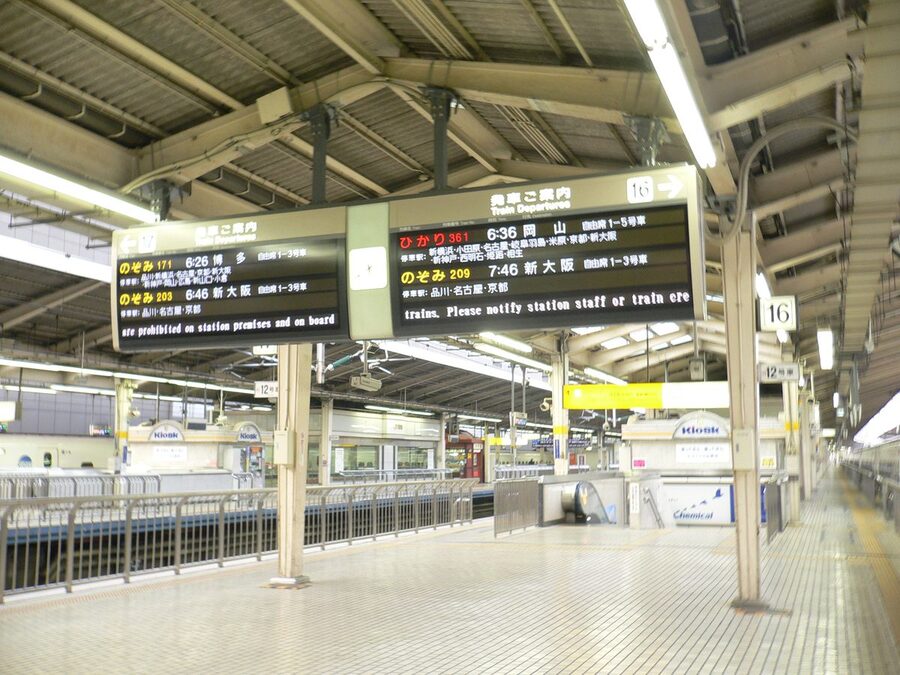 Shinkansen platforms 16 and 17 at Tokyo Station, the starting point for most day-trips