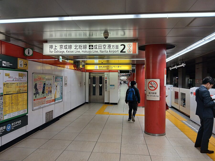 Toei Subway Asakusa Line platform at Shimbashi Station