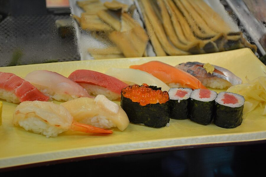 Plate of mixed nigiri sushi at Sushizanmai restaurant in Tsukiji