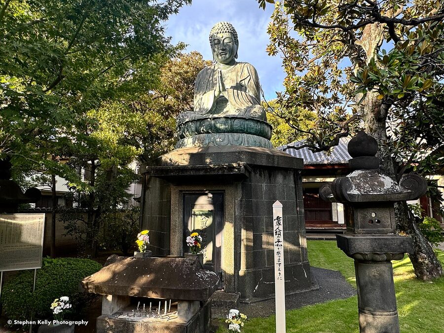 Bronze Buddha statue at Tennoji Temple, Yanaka