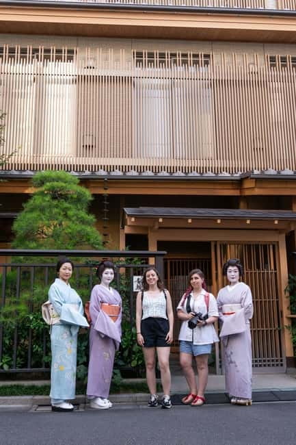 Asakusa: Geisha Performance and Tea House Experience - Playing Konpira Fune Fune with the room