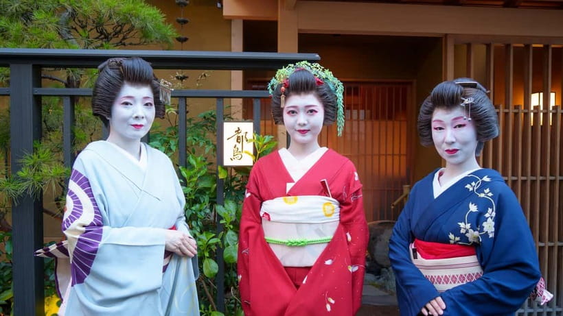 Asakusa: Geisha Performance and Tea House Experience - The commemorative photo at the end
