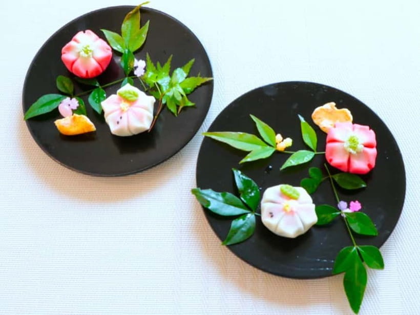 At an Antique Shop, Tea Ceremony and Japanese Sweets Forming - Practical details that affect the value