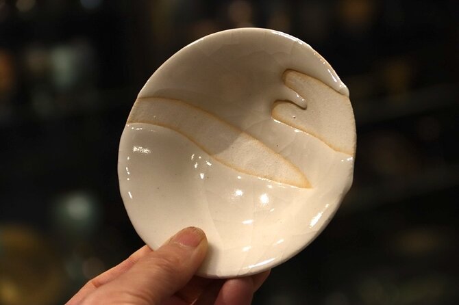 Authentic Pure Gold Kintsugi Workshop with Master Taku in Tokyo - Option B: black pottery with a sharper style