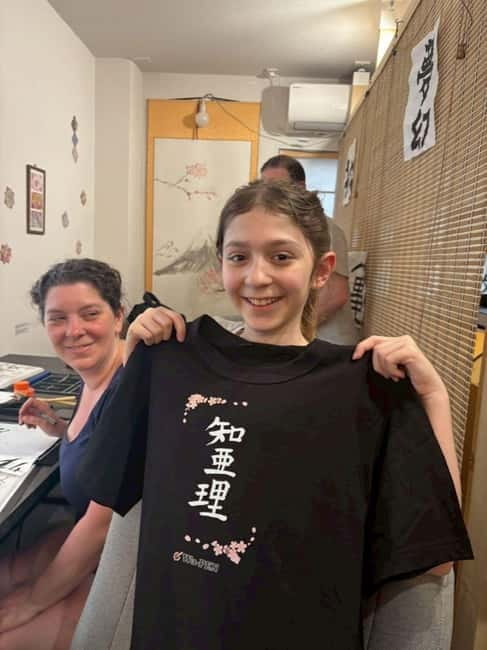Calligraphy & print your calligraphy on a T-shirt. - Waiting ten minutes for the finished shirt