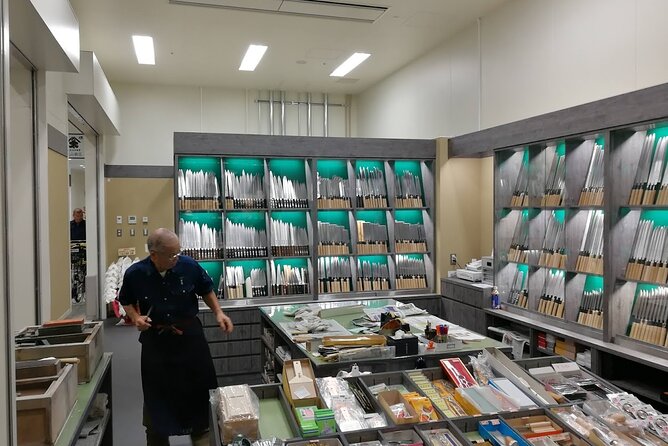 Complete Tuna Auction & Toyosu Fish Market Tour - Fumi’s teaching style and prepared materials