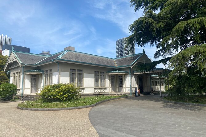 Discover the History of Shinjuku Gyoen – Private Walking Tour - What the private format changes
