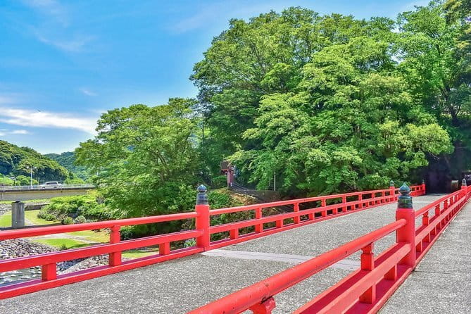 Do You Want to Try Skywalk? A New Way of Enjoying Hakone! - Hakone Shrine and the torii by Lake Ashi