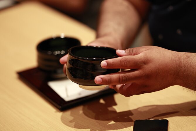 EDOCCO Tea House–A Quick Dive into Japanese Traditional Culture - Writing a character with shodo calligraphy