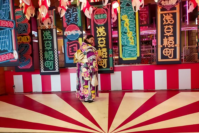Enjoy plus size Kimono - Walking through Asakusa for photographs