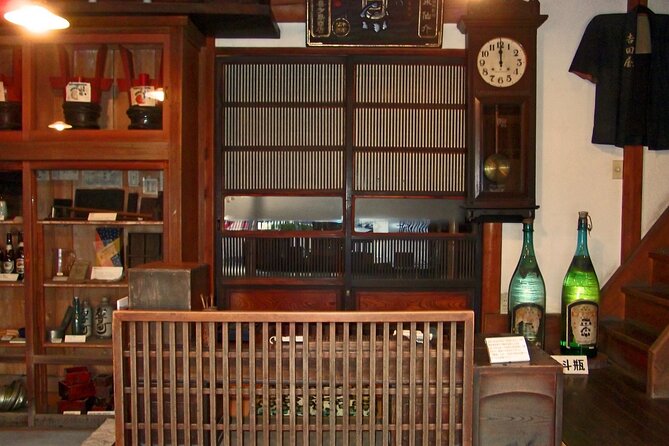 Experience Old local Tokyo & traditional food in Yanaka Ginza - Snake Road and the traces of an older Tokyo