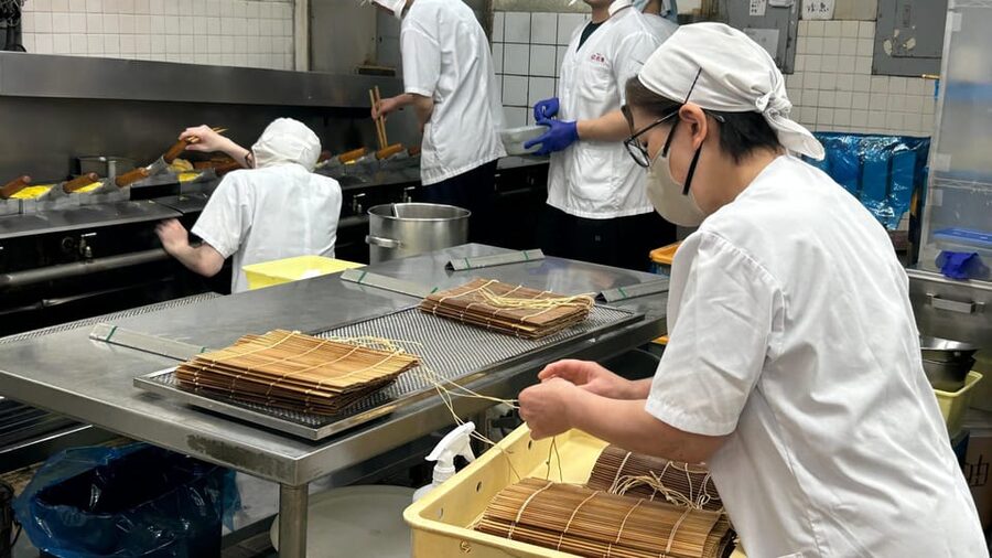 【Family pack】Tokyo: Tsukiji fish market food tour - Three hours among fish stalls and food counters