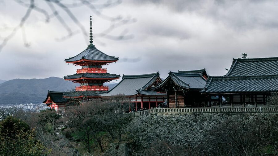 From Tokyo: Mount Fuji or Hakone+Gotemba Outlet Day Tour 10H - Oshino Hakkai’s clear spring ponds