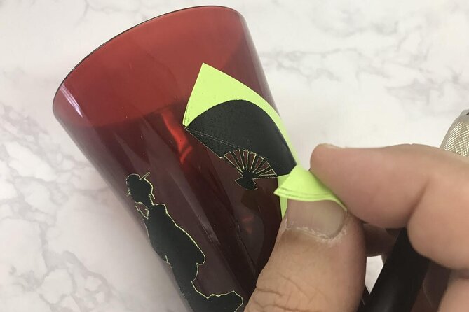 Handmade Japanese Glass Art Sandblasting Workshop in Tokyo - What happens during the 90-minute class