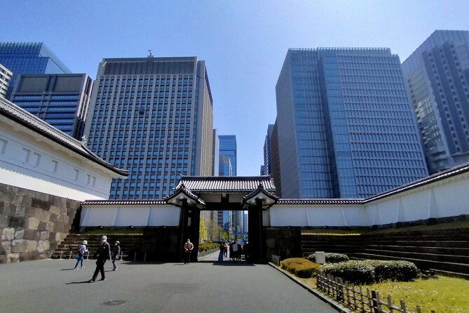 Imperial Palace East Garden and Edo Castle Walking Tour in Tokyo - Ninomaru Garden, ponds, and seasonal scenery