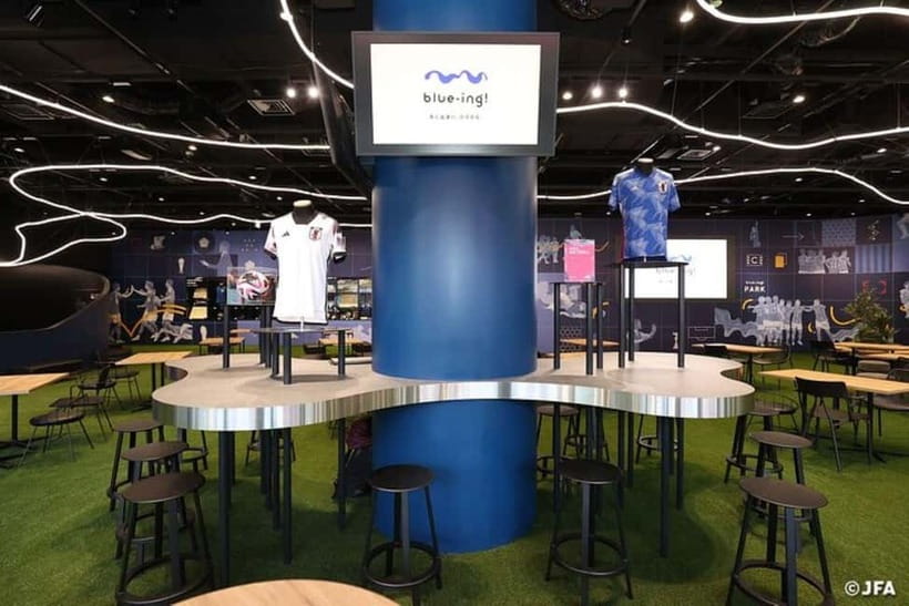 Japan Football Association museum tour at 「blue-ing!」 - Walking across the artificial turf