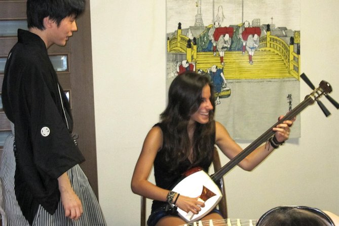 Japanaese tradtional Tsugaru Shamisen music lesson in Tokyo - Learning an easy song in one hour