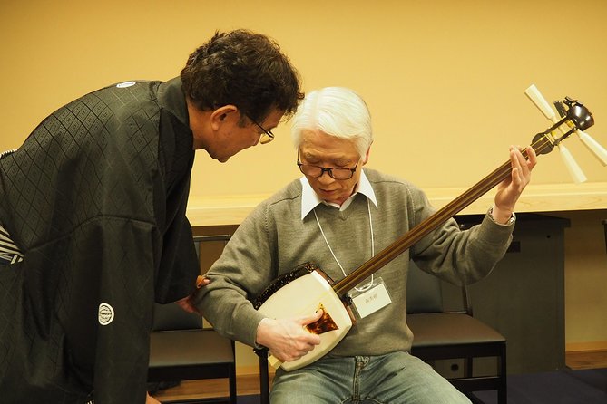 Japanaese tradtional Tsugaru Shamisen music lesson in Tokyo - A private Shinjuku activity for families and first-timers