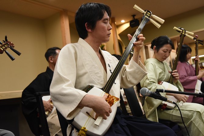 Japanaese tradtional Tsugaru Shamisen music lesson in Tokyo - From holding the instrument to using the bachi