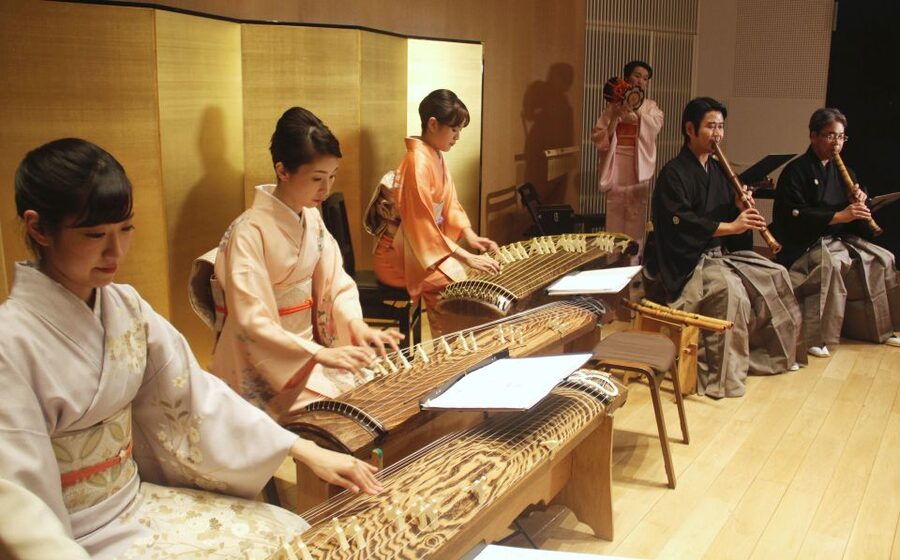 Japanese Traditional Music Show in Tokyo - A host who keeps the music understandable