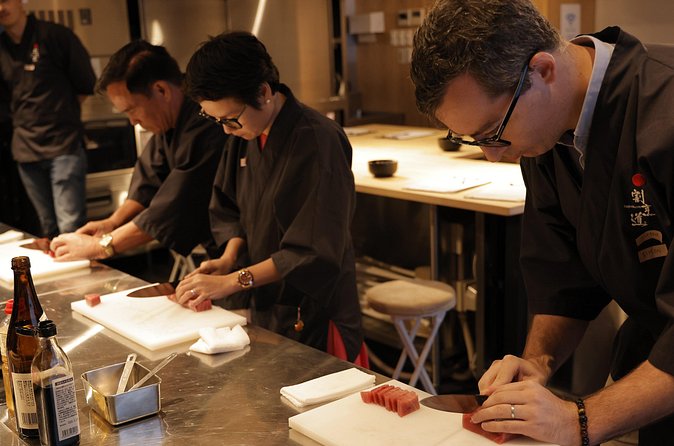 Kaisendon and Sashimi Cutting Workshop - Four people is the right size for knife practice