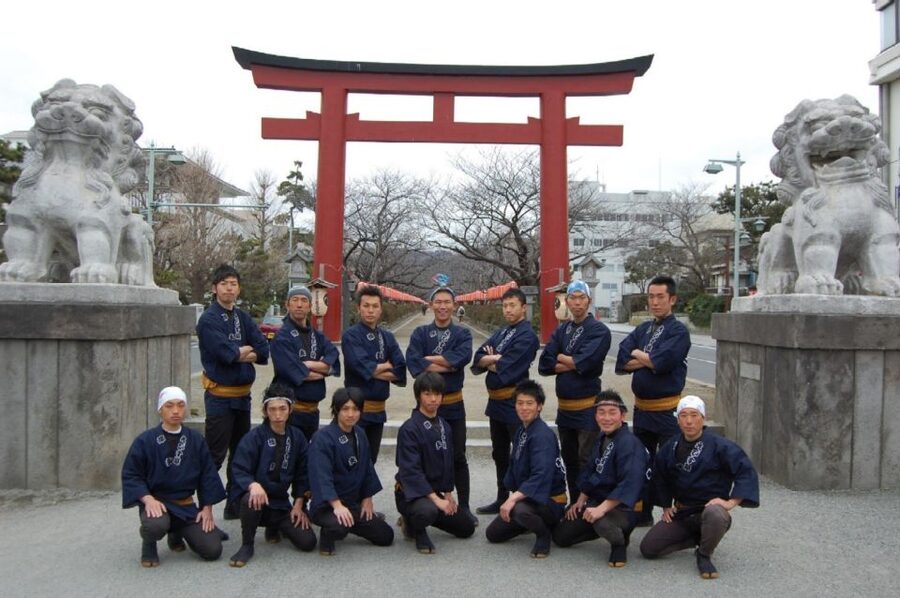 Kamakura: Private History and Heritage Tour by Rickshaw - Hachimangu Shrine and the view over the former capital
