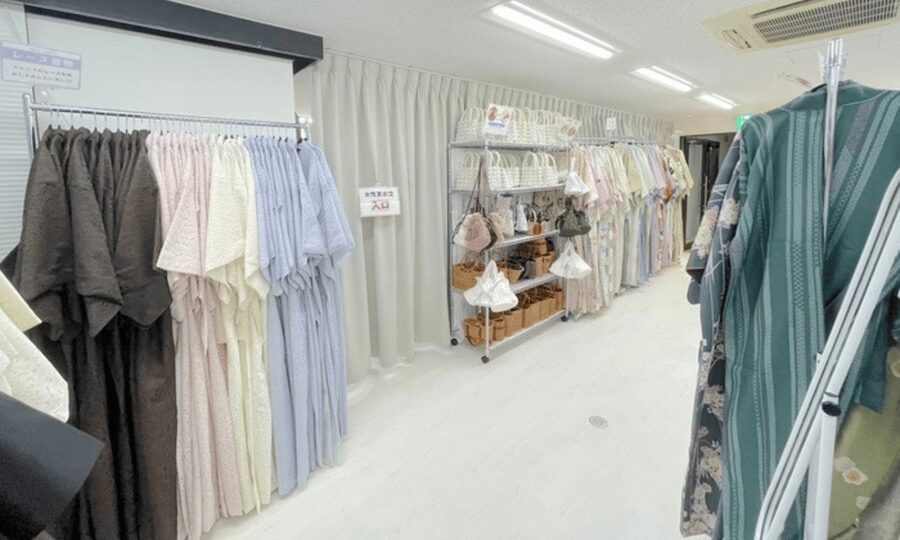 Kanagawa: Kimono Rental in Kamakura Provided by RikaWafuku - Women get hair styling and ornaments included