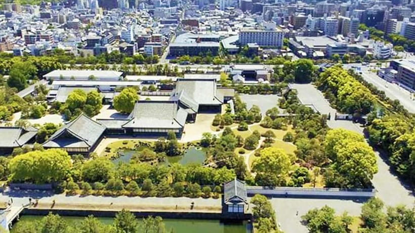 Kyoto: Nijo Castle World Heritage Guided Tour with Admission - The gates and moats: power before you enter
