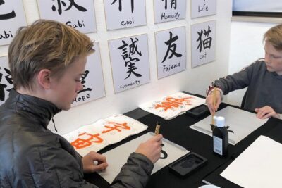 Let's experience calligraphy in YANAKA, Taito-ku, TOKYO !! - Choosing a Character With Chie or Saori