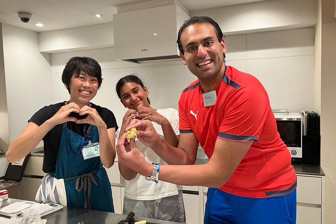 Making a bento box with cute character look in Japan - Eating the finished bento on site