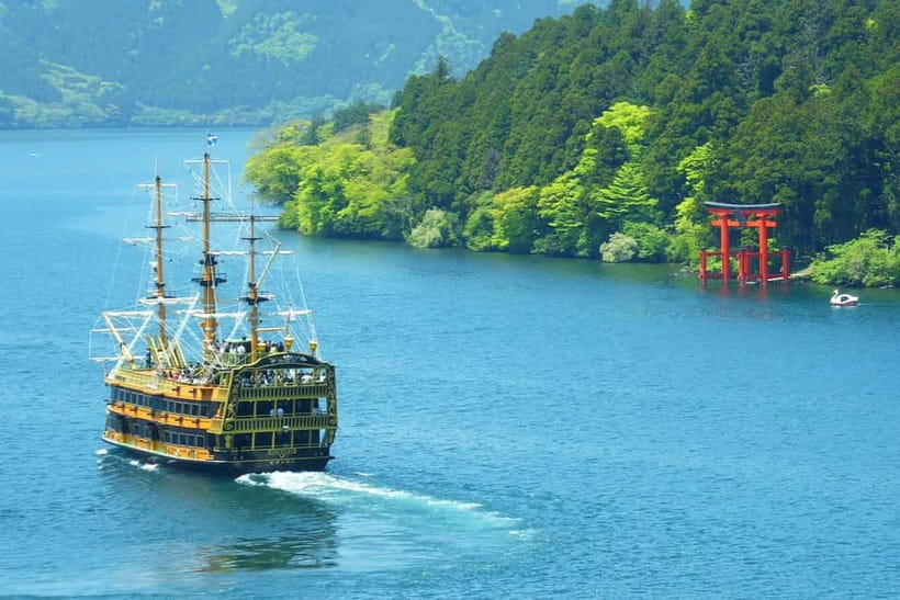 Mt Fuji Hakone/Enoshima Tour:Optional Ropeway/Lake Ashi Boat - Lake Ashi and the red torii at Hakone Shrine